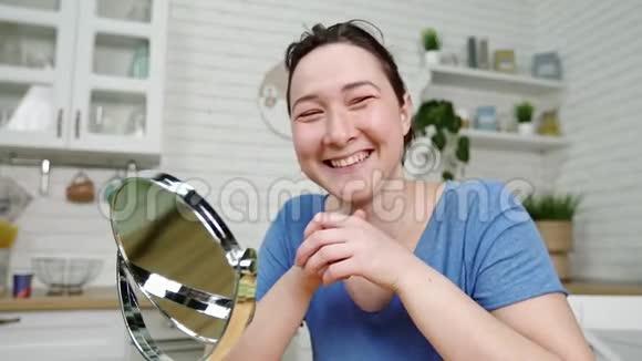 厨房镜子里的特写女孩脸上的青春痘视频的预览图