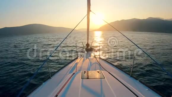 一艘游艇在日落的水景中缓缓漂流视频的预览图