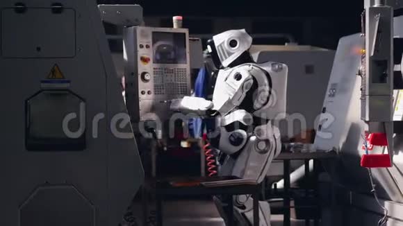机器人与工业机器一起工作按按钮视频的预览图