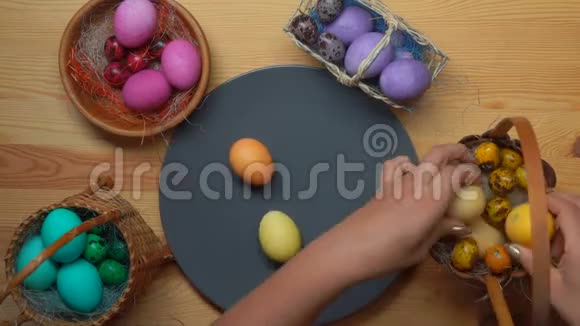 女人手放彩色复活节彩蛋视频的预览图