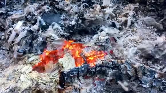 燃烧着红色的煤吹着风拍摄了特写镜头火的灰烬散落在手中慢动作开火视频的预览图