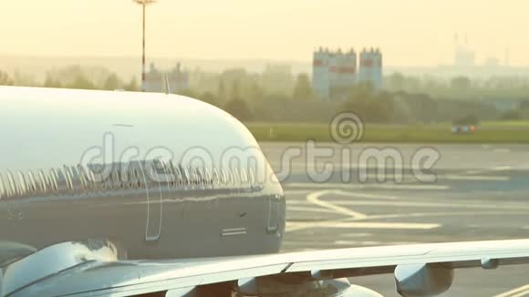 一架巨大的飞机站在跑道上准备在日落的背景下飞行视频的预览图