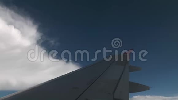 在着陆时操纵飞机从驾驶舱看到的在翅膀和粉红色翅膀的框架里反对视频的预览图