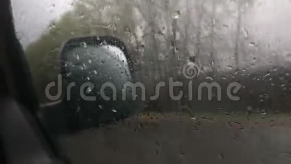 汽车侧镜和司机车窗都有雨滴视频的预览图