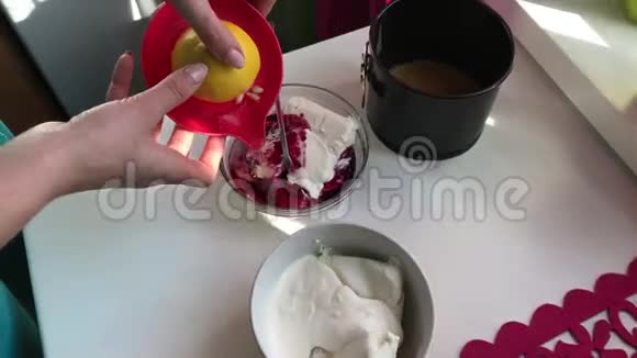 女人把柠檬汁加到干酪里蓝莓芝士蛋糕烹饪材料位于桌子表面视频的预览图