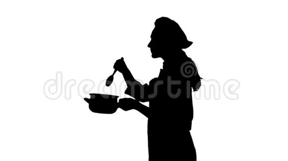 一个穿着制服试菜的厨师女人的黑色轮廓视频的预览图