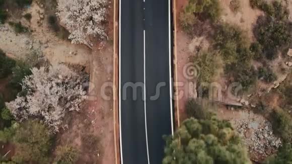 空中射击往下看汽车走新的理想平坦的沥青路新鲜的白色道路标记在这样的背景下视频的预览图