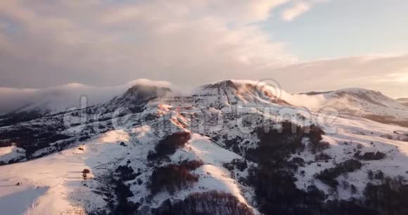 田园风光白雪覆盖的山野蛙声冬季自然视频的预览图