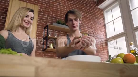 在厨房准备沙拉的时候漂亮的情侣视频的预览图