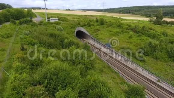 隧道入口和铁路轨道鸟瞰图无人机镜头视频的预览图