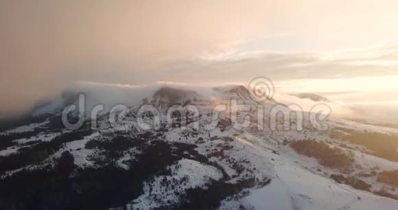 美丽的山脉冬季景观云空中飞行足迹覆盖峰峦史诗般的全景视频的预览图