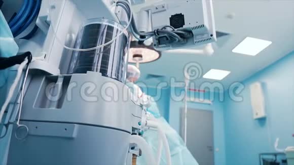 一个由专业外科医生组成的团队在一家手术室对病人进行侵入性操作外科医生使用其他视频的预览图