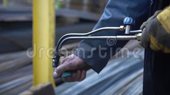 金属工人向切割金属的气焊机点火视频的预览图