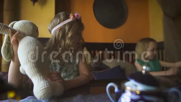 两个可爱的金发女郎正在咖啡馆里玩耍视频的预览图