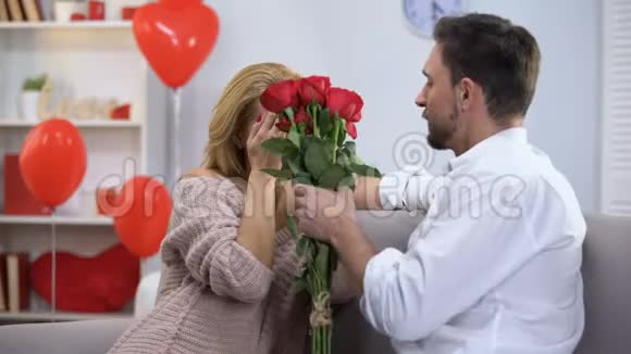 男人送了一束漂亮惊喜的红玫瑰庆祝情人节视频的预览图