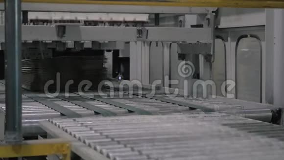 工厂现代传送带上折叠纸板箱视频的预览图