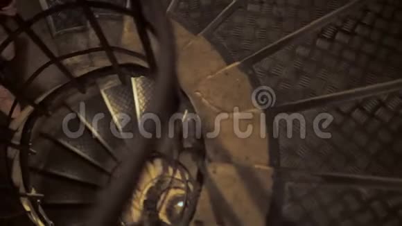 从上面拍摄的高螺旋楼梯全景重点放在楼梯前面未知未来的概念视频的预览图