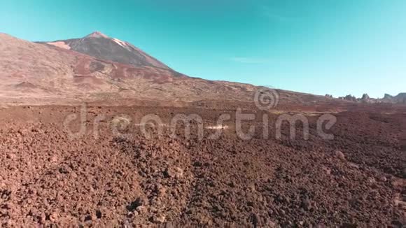 空中拍摄群山中的沙漠岩石红色后退加那利群岛泰德火山国家公园视频的预览图