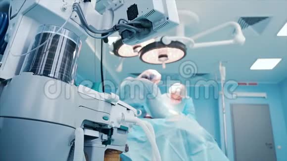 一个由专业外科医生组成的团队在一家手术室对病人进行侵入性操作外科医生使用其他视频的预览图