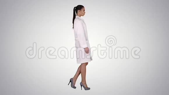 医生美容师穿着白色长袍走在渐变的背景上视频的预览图
