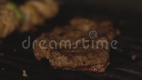 烤肉架牛排或牛排上的大块猪肉或牛肉正在咖啡馆厨房里烹饪肉是在视频的预览图