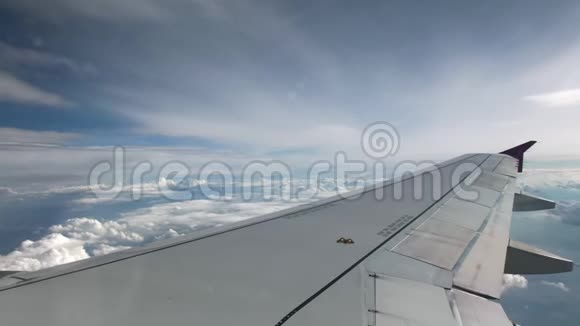 飞机的飞行水平在蓝天和纹理体积云的背景下稀有的云视频的预览图