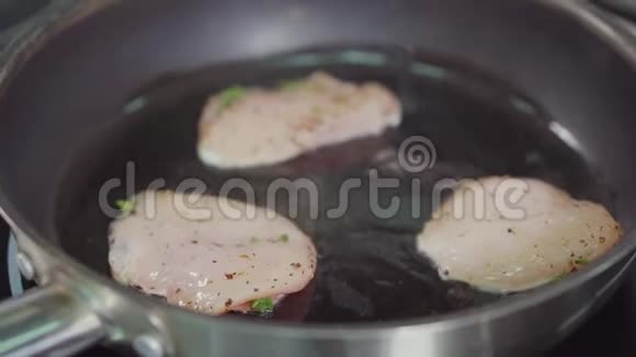 把鸡胸肉切在煎锅上视频的预览图
