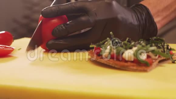 厨师切番茄的碎片视频的预览图