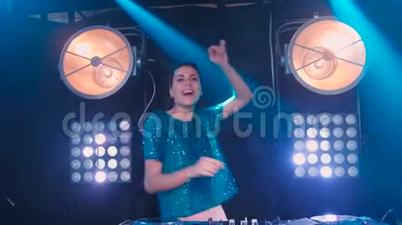 派对甲板上漂亮的DJ女孩慢动作视频的预览图