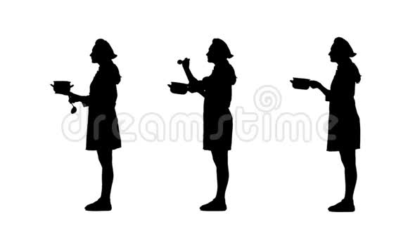 三个黑色的女厨师轮廓穿着统一的试菜视频的预览图