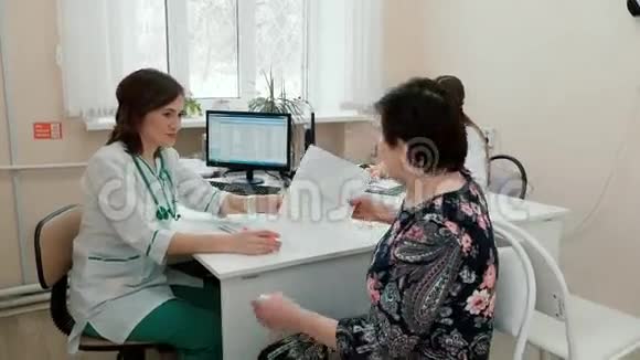 医生办公室女人视频的预览图