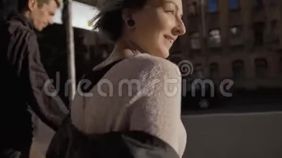 年轻快乐的纹身夫妇在日落时分慢悠悠地在城里散步视频的预览图