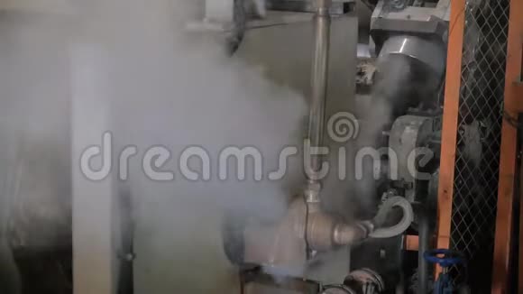 生产车间机床外壳和热蒸汽视频的预览图