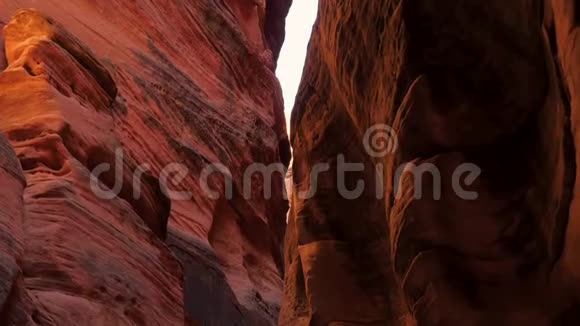鹿皮沟深槽峡谷有波浪状和光滑的橙色红岩墙视频的预览图