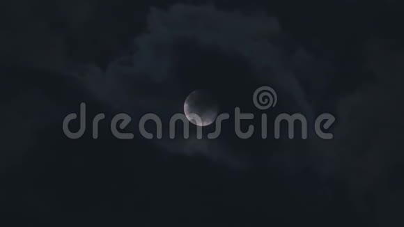 夜晚的满月伴随着云时间云在夜晚经过月亮视频的预览图