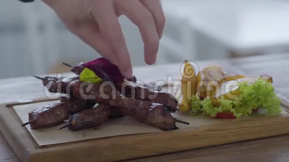 厨师用绿色装饰在皮塔面包上美味的新鲜蔬菜肥土豆和烤串菜视频的预览图