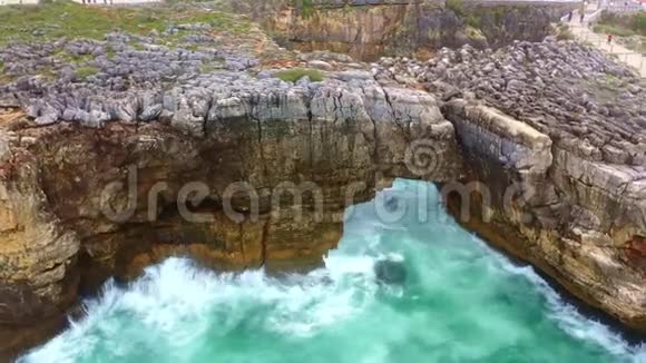 葡萄牙BocadoInferno岩石海岸的野生绿松石海水视频的预览图
