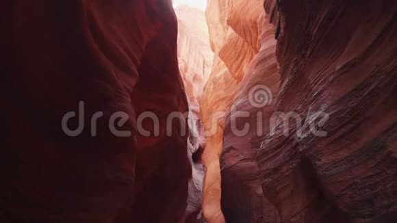 鹿皮沟深槽峡谷有波浪状和光滑的橙色红岩墙视频的预览图
