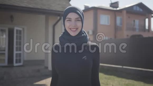 职业年轻的穆斯林商界女性戴着传统的头巾微笑着看镜头的肖像视频的预览图