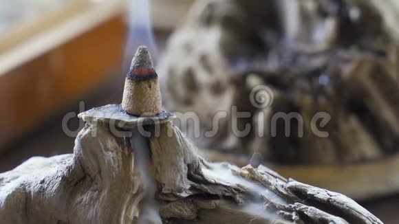 传统东方香烟雾穿过洞流动视频的预览图
