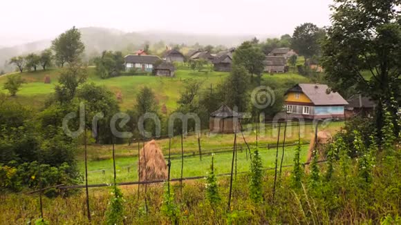 山村传统民居典型的乡村场景夏在村里绿色农田和森林视频的预览图