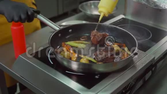 代理厨师制作火焰杯风格的菜肴视频的预览图