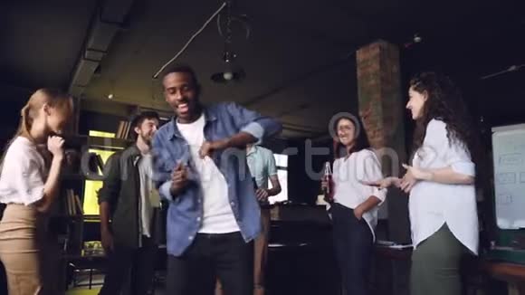 兴奋的非裔美国人在公司聚会上跳舞的慢动作同事拿着饮料人民视频的预览图
