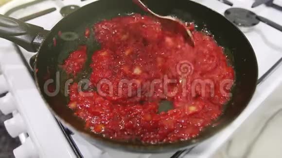 勺子可以防止锅中的酱汁视频的预览图