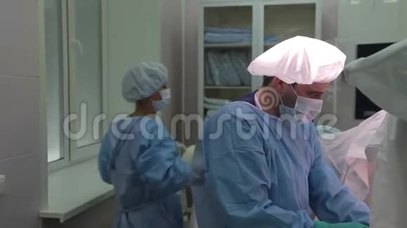 特写镜头医生穿着防护服做妇科手术4K视频的预览图