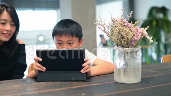 亚洲妈妈教孩子们如何使用数码平板电脑视频的预览图