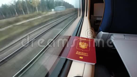 护照在火车的窗户附近视频的预览图