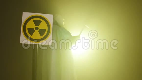 环境灾害和辐射污染的概念一个穿着辐射防护服的人测量辐射视频的预览图