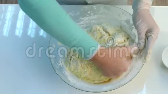 厨师揉生面团视频的预览图