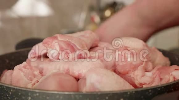 在厨房的水龙头边洗鸡肉视频的预览图